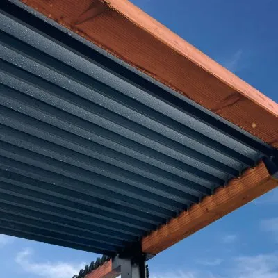 Verwendung des Douglasie-Pfostens aus Massivholz, hochqualitative Dachstuhlqualität 120 x 120 mm – Kesseldruckbraun