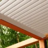 Sandbeige SUNDIY-Dachrinnen auf einer bioklimatischen Pergola mit Aluminiumdielen